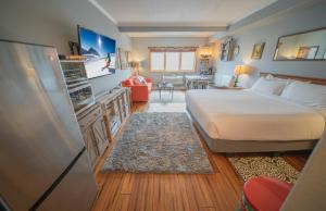 a bedroom with a bed and a living room at Gateway Lodge 5084 by SummitCove Lodging in Colorado in Keystone