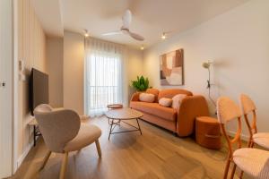a living room with a couch and a table and chairs at Ahoy Plaza Mayor in Elda