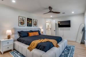 a bedroom with a bed and a ceiling fan at La Fleur Chateau 4B 2B Duplex KING Pet Friendly in Richardson