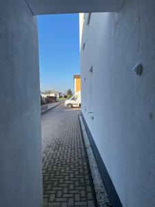 an alley way with a white wall and a street at Ferienwohnung Fatlume No 7 in Bad Honnef am Rhein