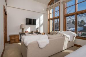 a living room with a couch and a tv at Colonnade Residence 11 in Ketchum
