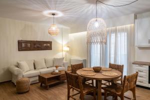 a living room with a table and a couch at Maelia Samos Apartment in Ríva