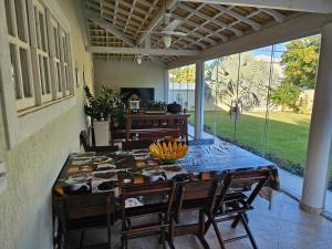 a dining room with a table and some chairs at Paraíso de Praia Seca - Carnaval 2026 in Araruama