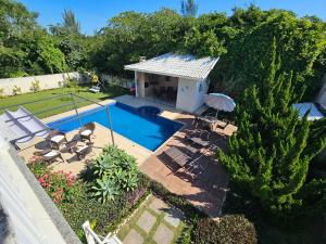 an overhead view of a backyard with a swimming pool at Paraíso de Praia Seca - Carnaval 2026 in Araruama