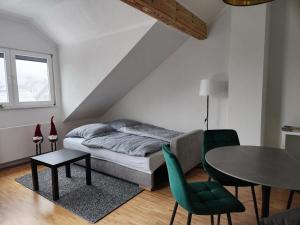 a bedroom with a bed and a table and chairs at FeWo Kibo Kupferberg in Kirchheimbolanden