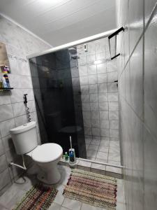 a bathroom with a shower and a toilet in it at Quarto para carnaval Olinda e Recife in Paulista