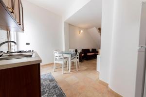 a kitchen and dining room with a table and chairs at La Curte - B&B in Melendugno