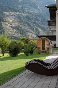 a bench sitting on the side of a building at Panorama Apartments Semslach in Obervellach