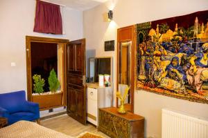 a living room with a painting on the wall at Seten House in Ürgüp