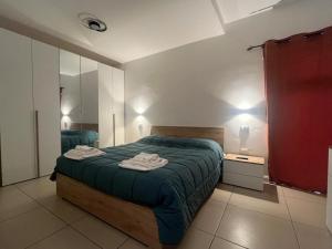 a bedroom with a bed with green sheets and a mirror at Caraceni Apartaments 1 in Castel di Sangro