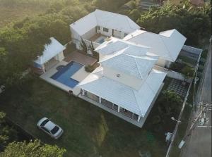 an aerial view of a white house with a swimming pool at Paraíso de Praia Seca - Carnaval 2026 in Araruama