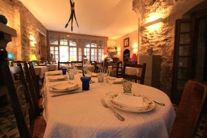 uma mesa longa com pratos e guardanapos em Hôtel Restaurant d'Alibert em Caunes-Minervois