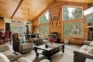 a living room with chairs and a table at Bear Creek Lodge with Hot Tub in Big Bear Lake