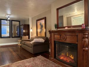 a living room with a fireplace and a couch at Inn at Harbour Village in Ilwaco