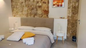 a bedroom with a bed with two towels on it at B&B Matt Ros in Noto