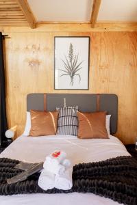 a bedroom with a large bed with towels on it at De Dek Venue & Accommodation in Guthrie