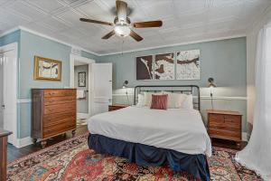 a bedroom with a bed and a ceiling fan at Villa Manteago in Bradenton