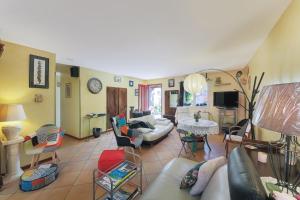 a living room with a couch and a table at Gite la Provençale in Albi