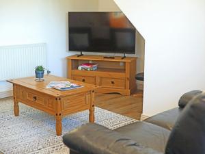 a living room with a tv and a coffee table at Tom Putt in Ledbury