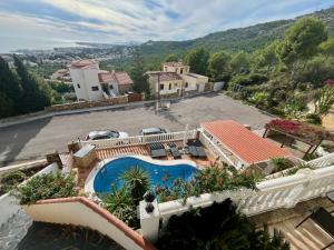 an aerial view of a house with a swimming pool at Chalet con piscina y vistas en Urb Marcolina, Alcocéber in Alcossebre
