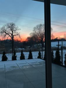 a view of a sunset from a window at Apartament Bond in Szczawno-Zdrój