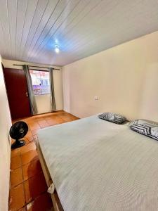 a bedroom with a bed and a window at Casa Beira Mar in Matinhos