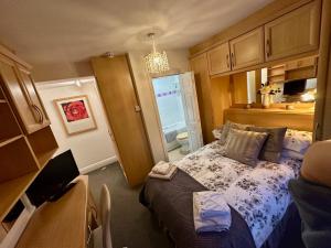 a small bedroom with a bed and a window at Station Approach Solihull Cabin Stays in Solihull