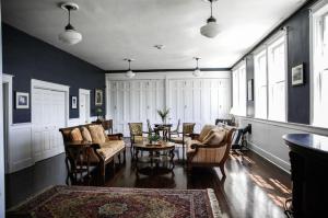 a living room with a table and chairs at Inn at Harbour Village in Ilwaco