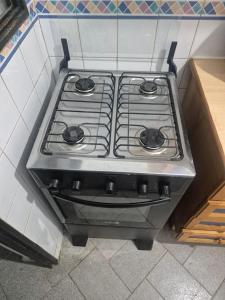 a stove top oven sitting in a kitchen at Alojamiento Edificio Alicante ll in Asunción