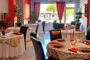 a dining room with tables and chairs in a restaurant at el Bounty de Playa Chica in Puerto del Rosario