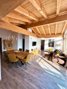 a living room with a wooden table and a couch at Landhaus Bergglühen inkl Bergbahnticket in Oberjoch