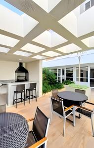 an open kitchen and dining room with a table and chairs at Apto 2/4 com Wi-Fi, TV, piscina e garagem | 1402 in Campinas