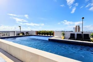 a swimming pool on the roof of a building at Apto 2/4 com Wi-Fi, TV, piscina e garagem | 1402 in Campinas