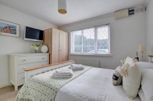 a bedroom with a bed with two towels on it at 2 Bed in Croyde oc-sandc in Croyde