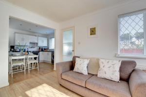 a living room with a couch and a kitchen at 2 Bed in Croyde oc-sandc in Croyde