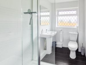 a white bathroom with a toilet and a sink at 2 Bed in Croyde oc-sandc in Croyde +14 photos