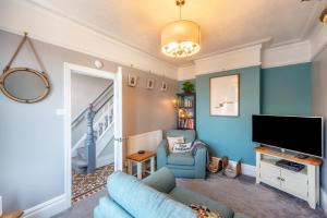 a living room with a blue couch and a tv at 3 Bed in Lincoln oc-a30207 in Lincoln