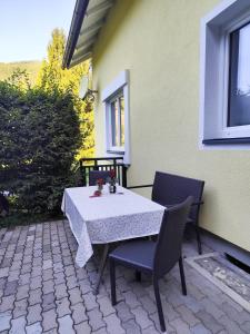 a table and chairs sitting on a patio at Sonja´s Ferienwohnung in Patergassen