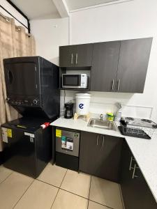 a small kitchen with a sink and a microwave at AeroloftGT in Estación Pamplona