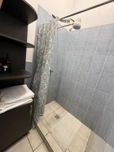 a shower with a shower curtain in a bathroom at AeroloftGT in Estación Pamplona +16 photos