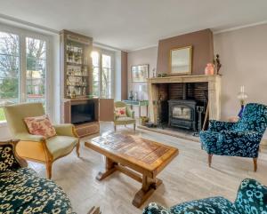 a living room filled with furniture and a fireplace at Maison de Charme a Rémy in Rémy