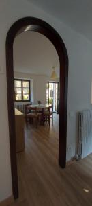 an archway in a living room with a dining table at Casa Aurelia in Pella