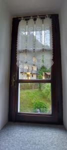 a window with a view of a yard at Casa Aurelia in Pella +15 photos