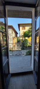 an open door to a courtyard with a building at Casa Aurelia in Pella