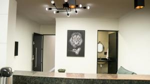 a bathroom with a picture of a lion on the wall at Jahu Center Casas Un 3 in Jaú +75 photos