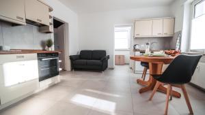 a kitchen and dining room with a table and chairs at FlexHome Stadtnatur Ferienwohnung in Lippstadt