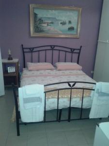 a bedroom with a large bed with pink pillows at Appartamento le Porte di Ortigia in Siracusa