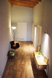 ein Wohnzimmer mit einem Stuhl und einem Tisch in der Unterkunft Haus EMG Hockenheim in Hockenheim