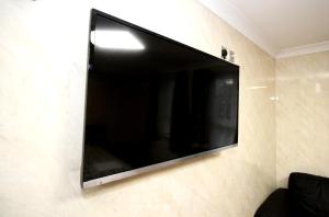 a flat screen tv hanging on a wall at The Commongate Hotels in London