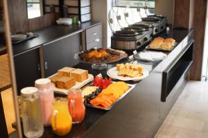 ein Buffet mit Speisen auf einer Küchentheke in der Unterkunft Hotel Visconde in Sobral